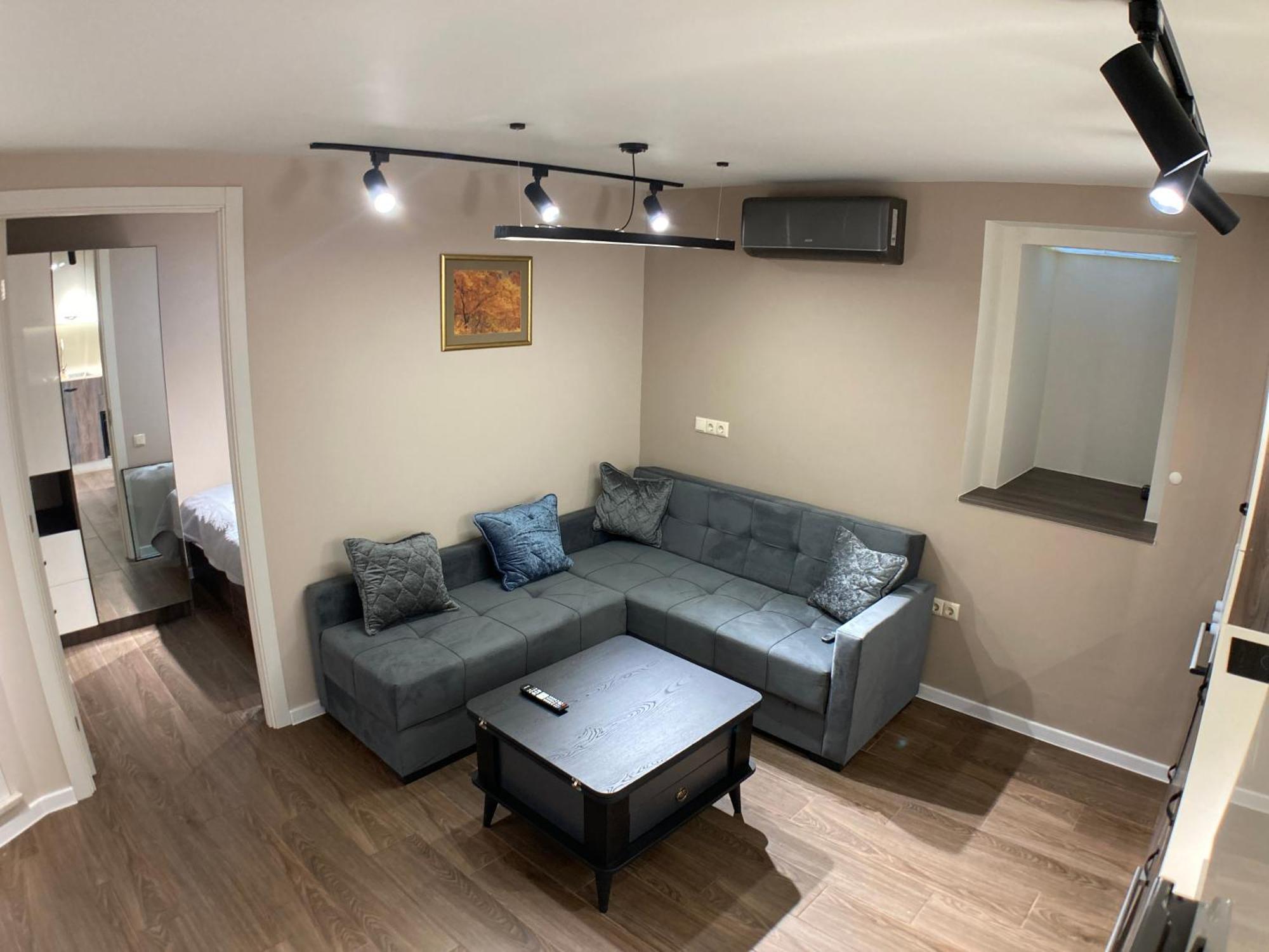 A Cozy And Comfortable Semi-basement Apartment *
